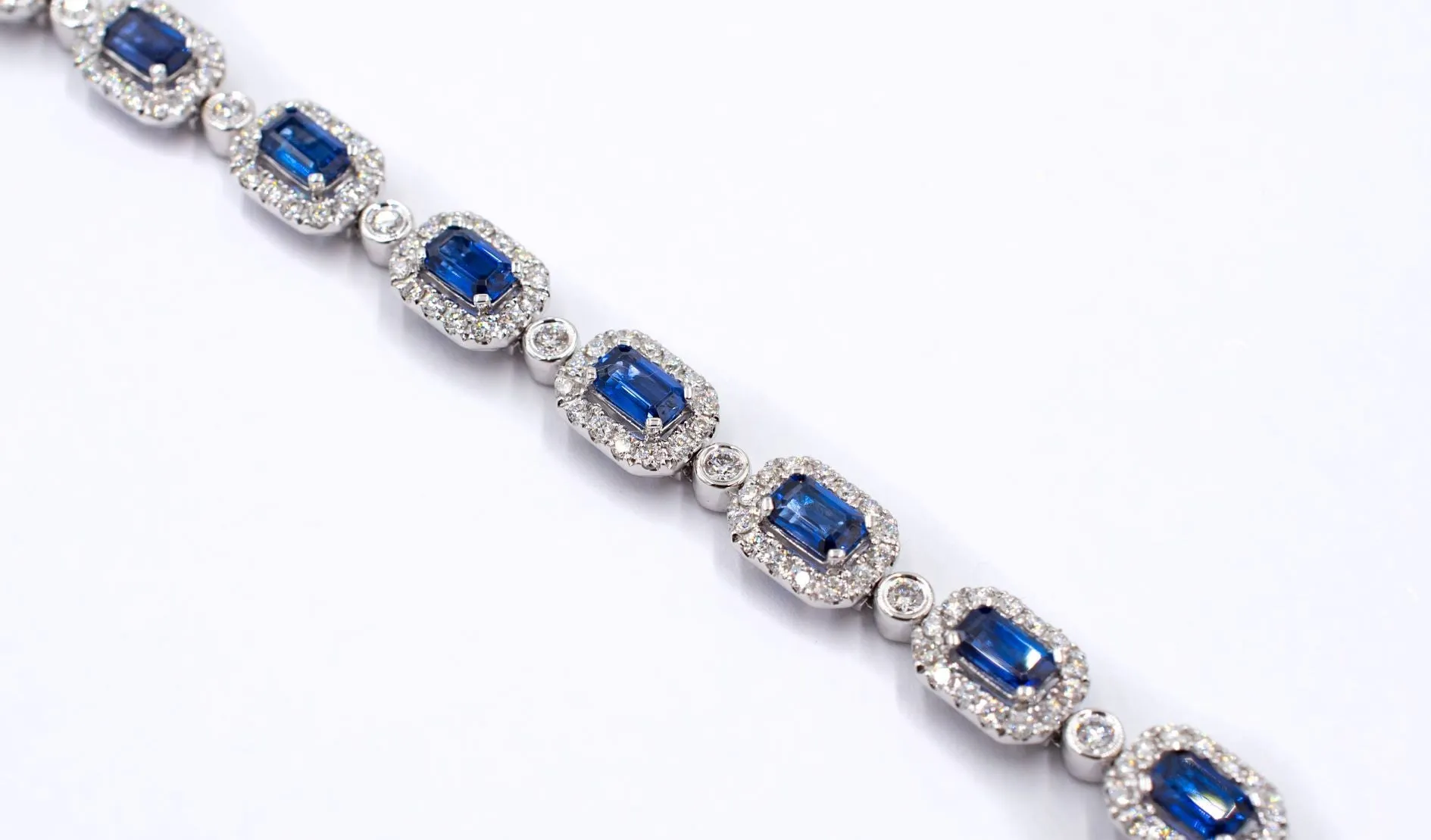 15.76 ct Sapphire and Diamond Necklace 18k